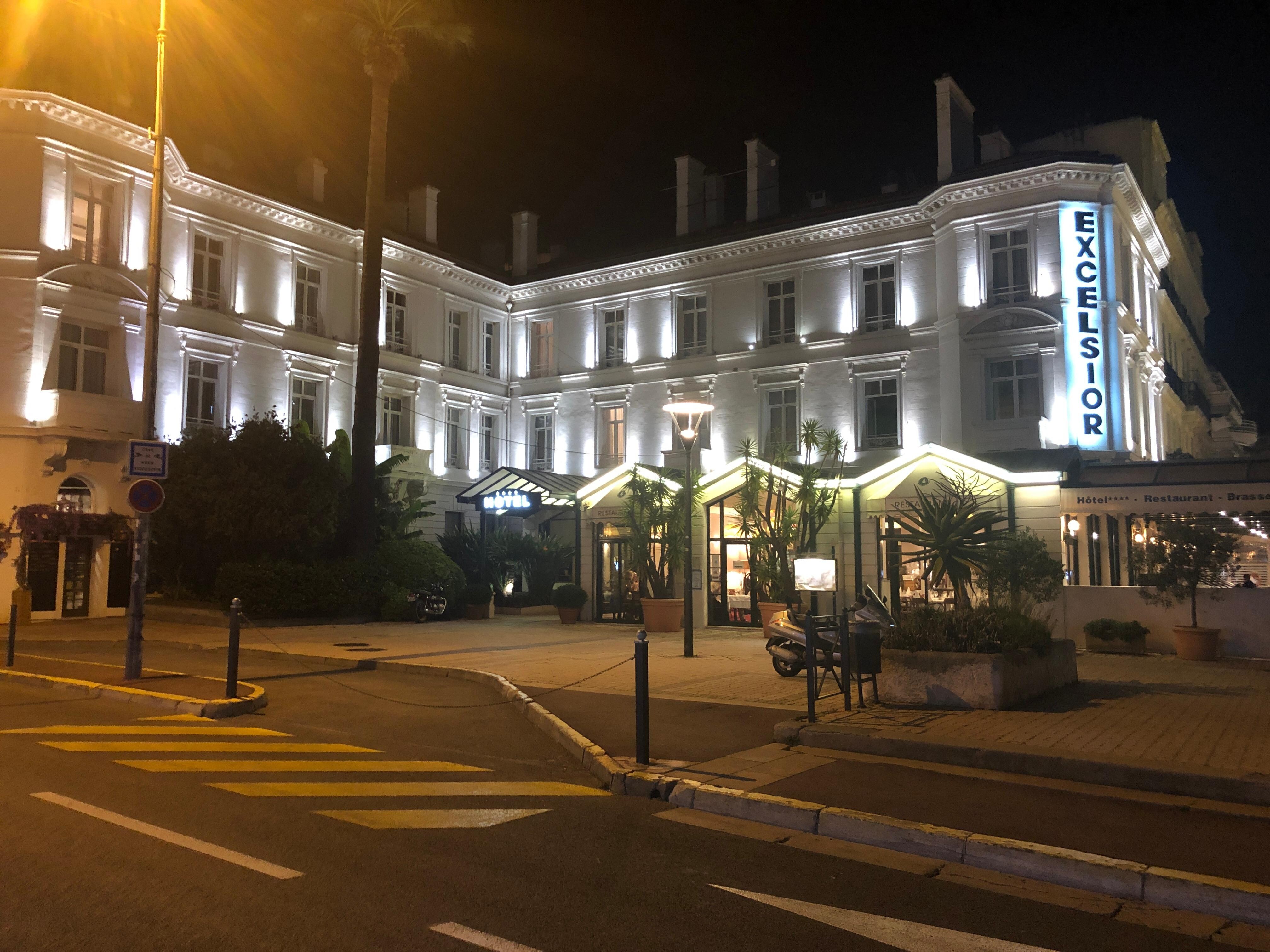 Hotellet by night