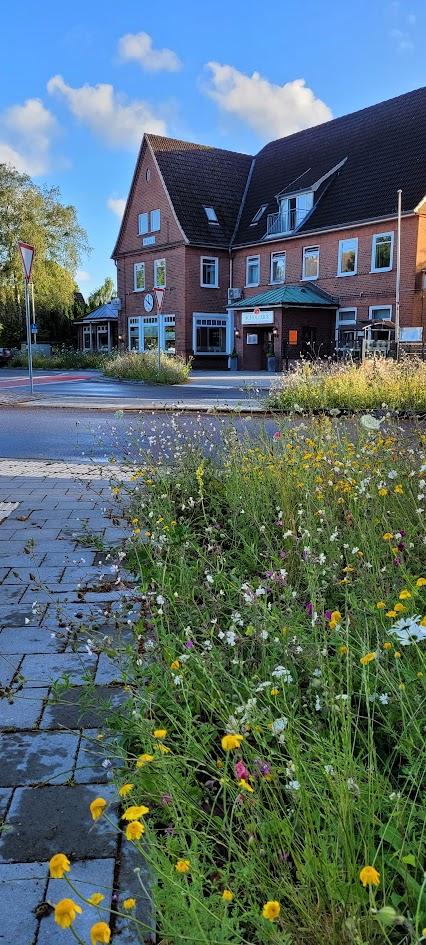 Schollers Hotell med flott blomstereng utenfor. 