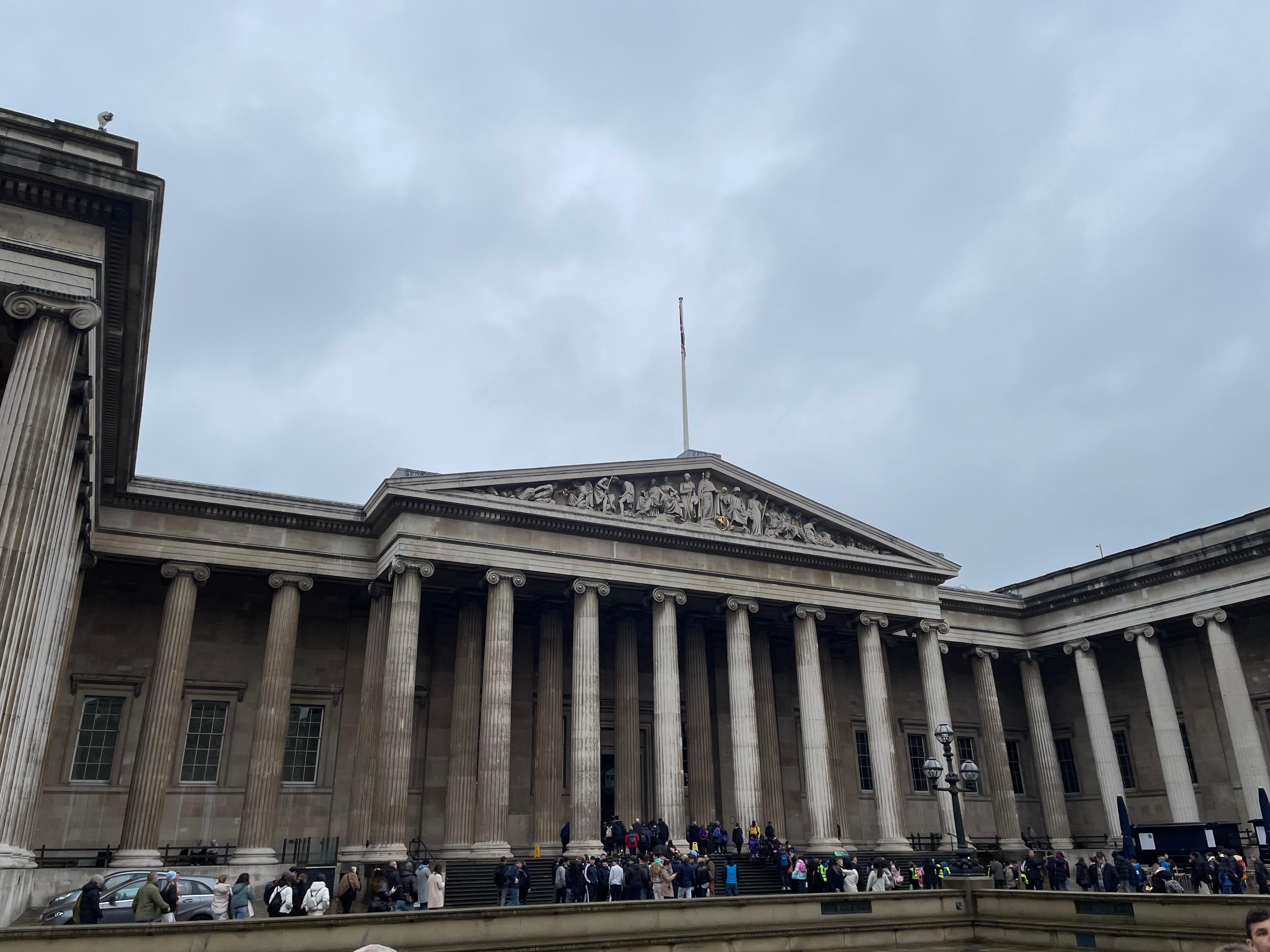 British Museum์ด ํธํ
์ฃผ๋ณ์ ์์ด์ ์ ๊ทผ์ฑ์ด ์ข์์.