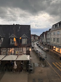 Utsikt til gaten. God italiensk restaurant rett over gaten