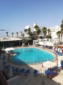 Pool always clean, kept safe at night, so important especially if you have small children or challenging husbandsđđ