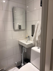 Hur tänkte de här? Eller tänkte de inte alls? Det fanns ingen annan spegel.