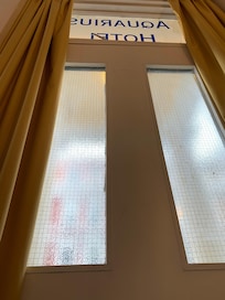 Ancienne porte nous servant de fenêtre pas isolée