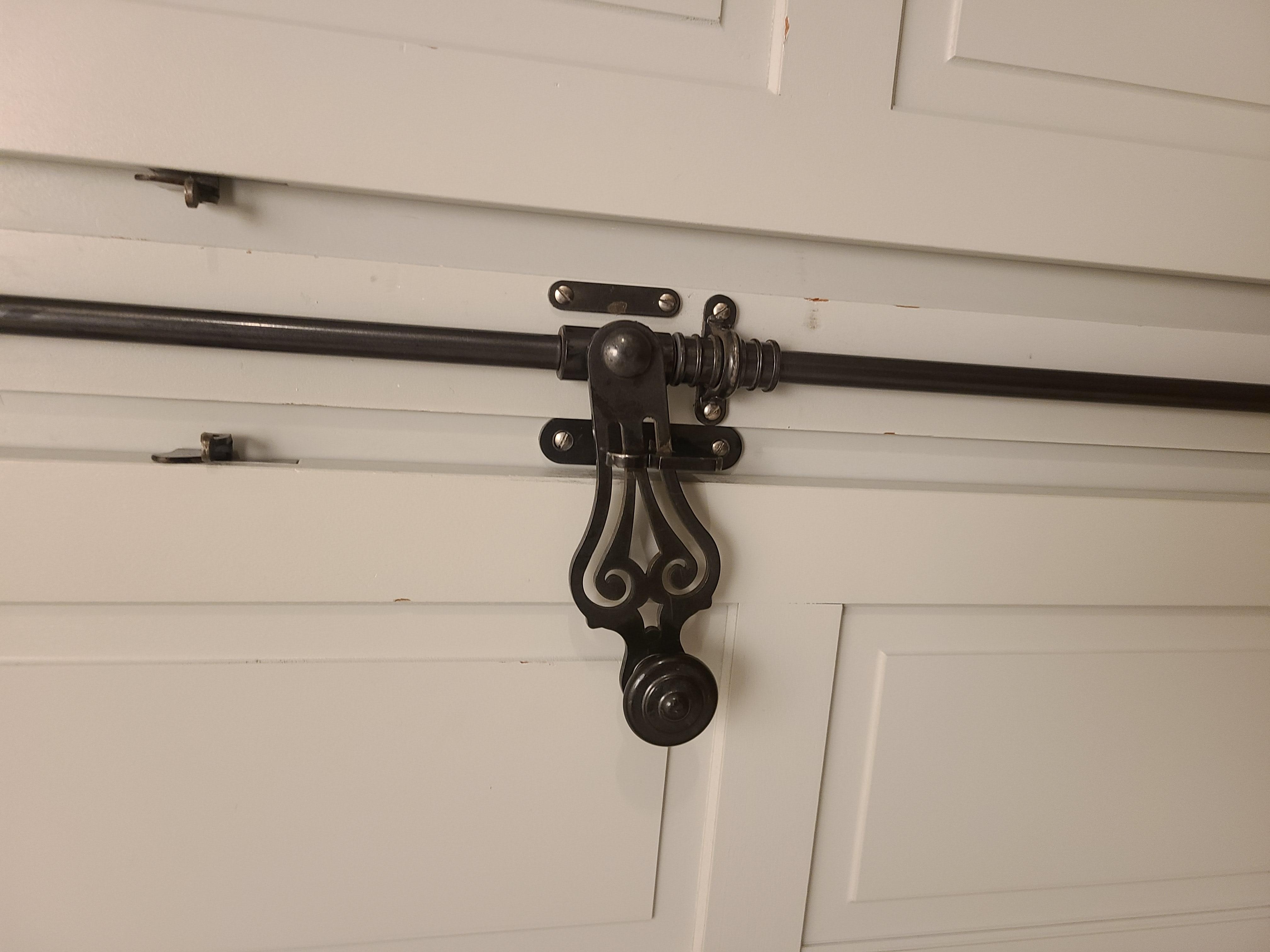 창문은 이렇게 생겼어요. 닫아야 난방이 됩니다