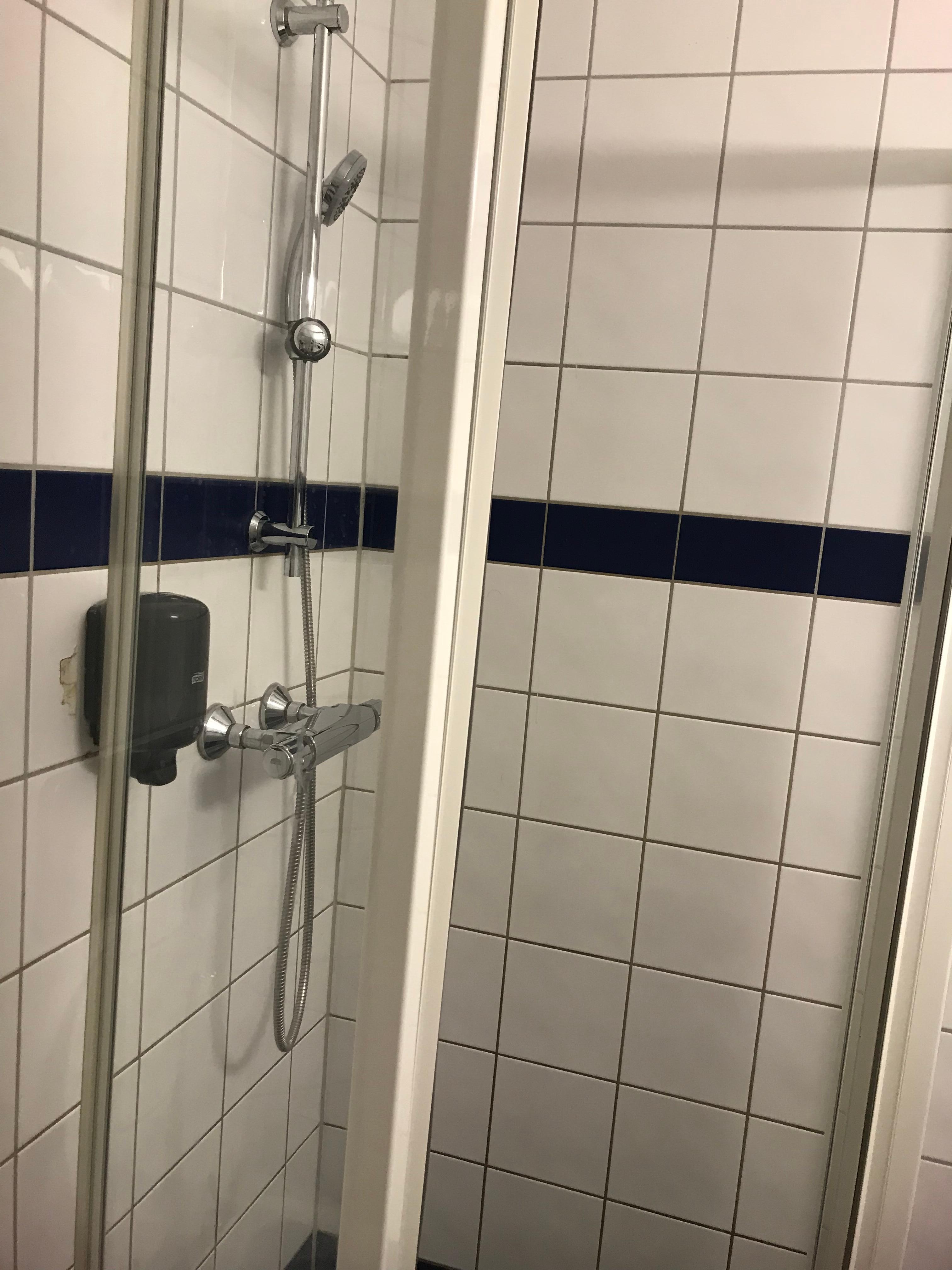 ドアが外れていましたが、一人で使う分には問題ありません