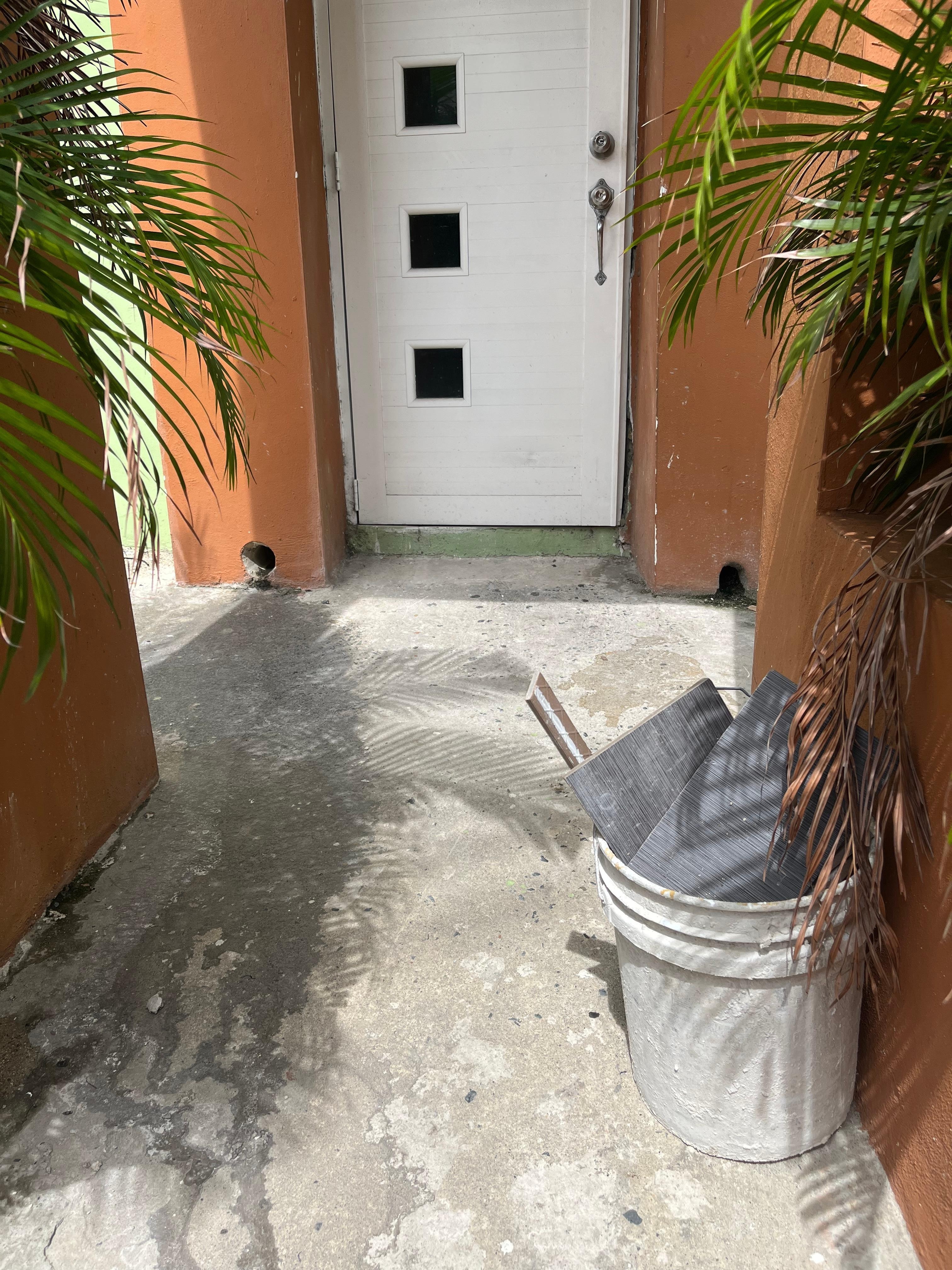 Basura de escombro en la puerta de acceso