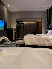 Motionscykel, TRX og træningsudstyr i baggrunden. Helt perfekt.