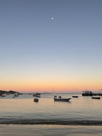 Praia próximo às suítes.