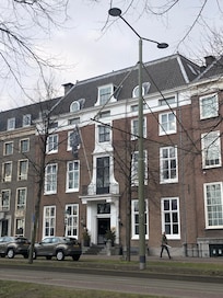 Voorkant hotel tov hofvijver