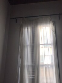 heruntergerissene Vorhänge