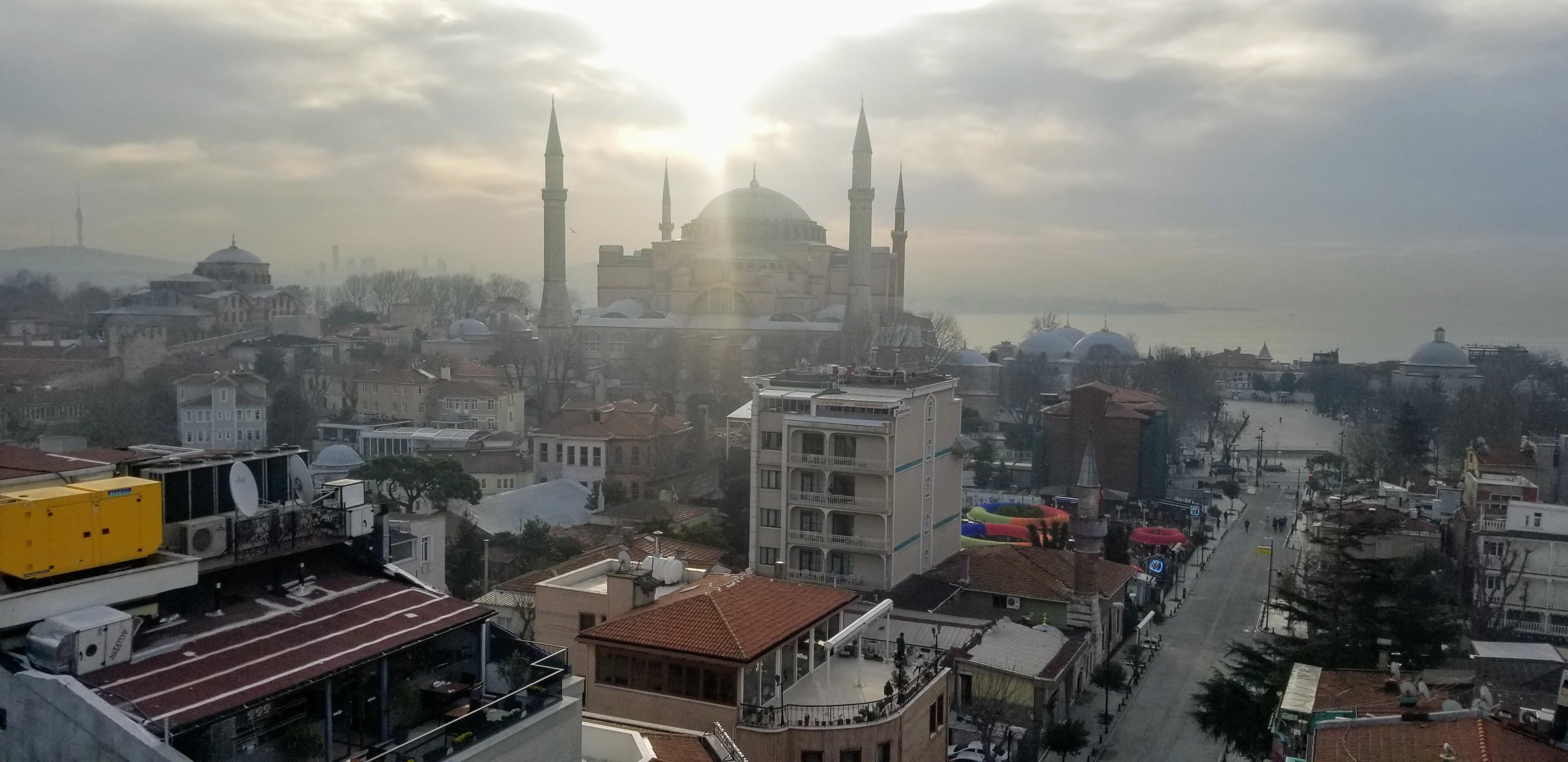 ホテル屋上からみえるブルーモスク