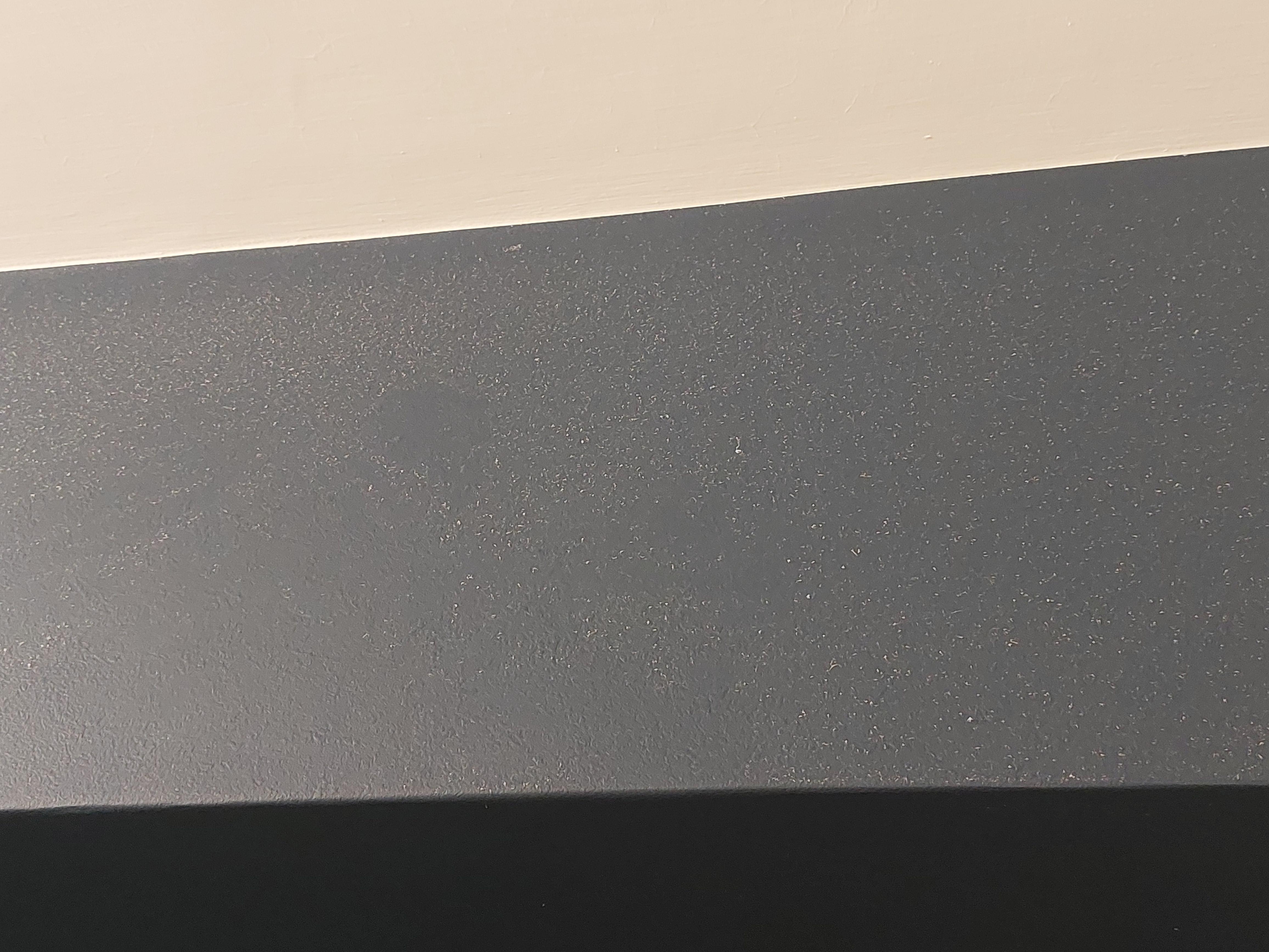 床頭正上方的柱  子 都白白的灰塵還黴菌 不知道多久沒清了