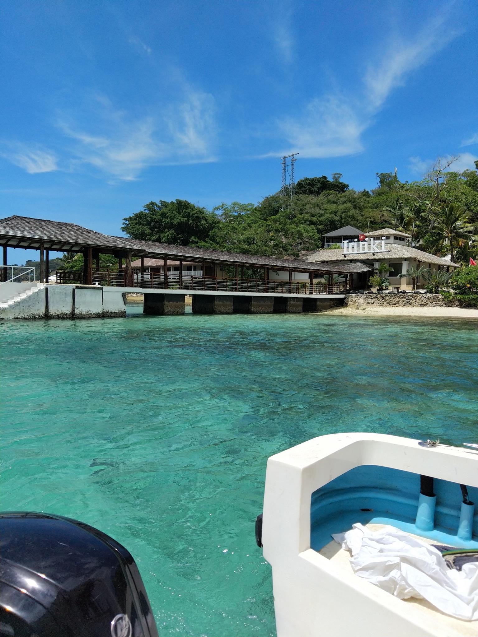 Pontons arrivée , entrée de l’hôtel. Navette 7/7, 24/24, toutes les 2mns