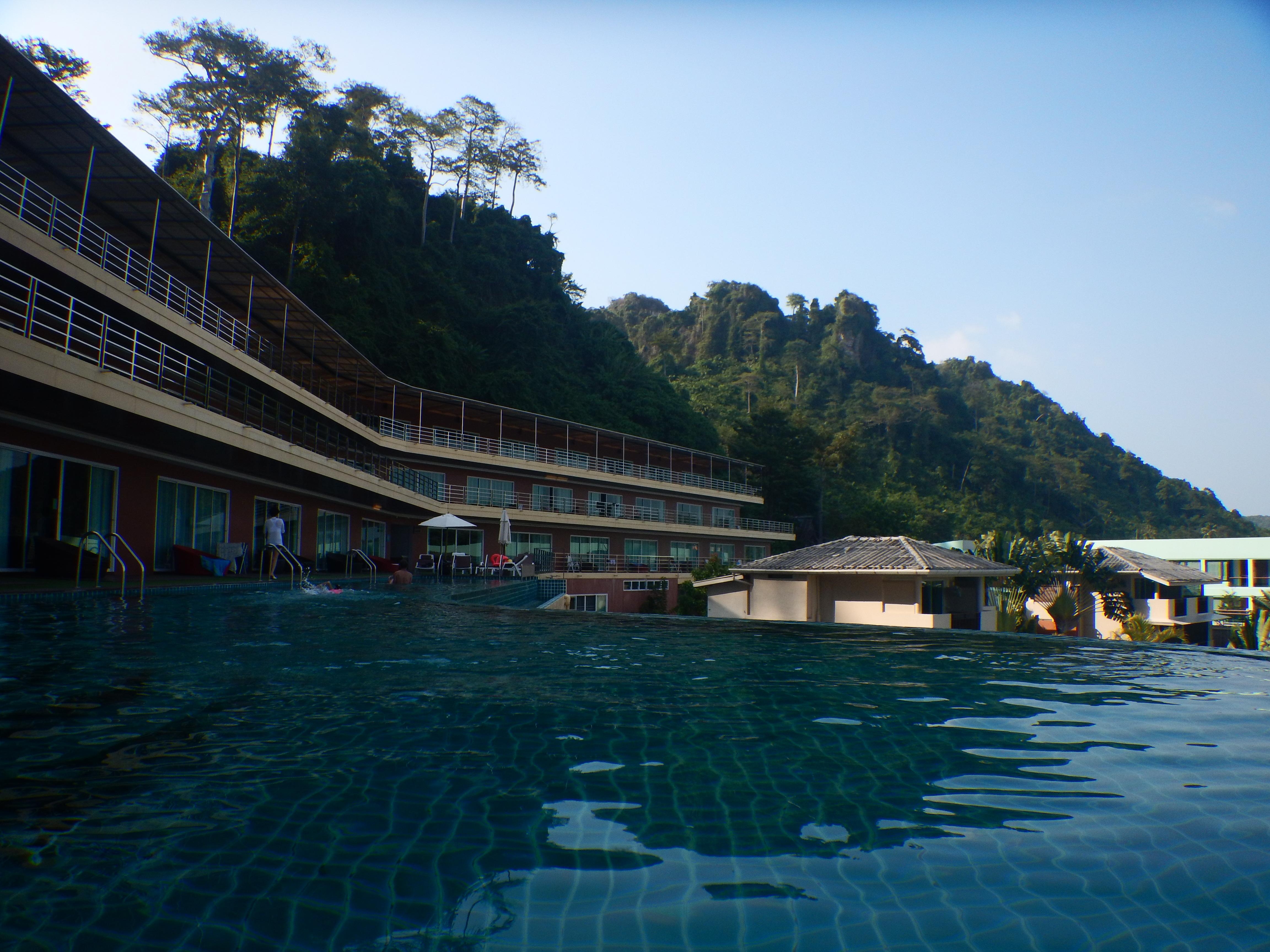 3층 수영장, 물이 깨끗하지는 않음