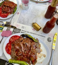 İskender, with a traditionsl fruit drink