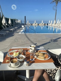 Frukosten serverades inne/ute med pool och strand som närmsta granne.