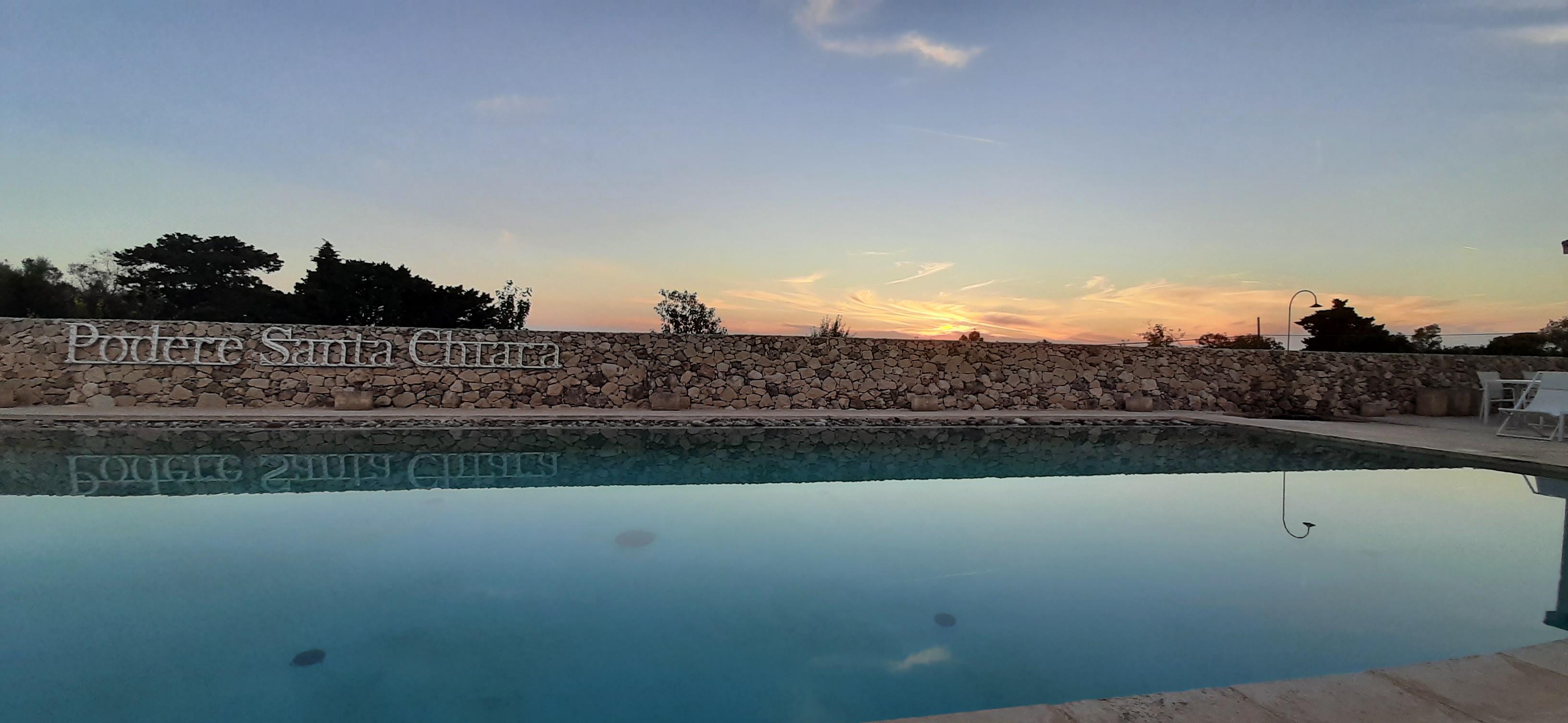 piscina al tramonto