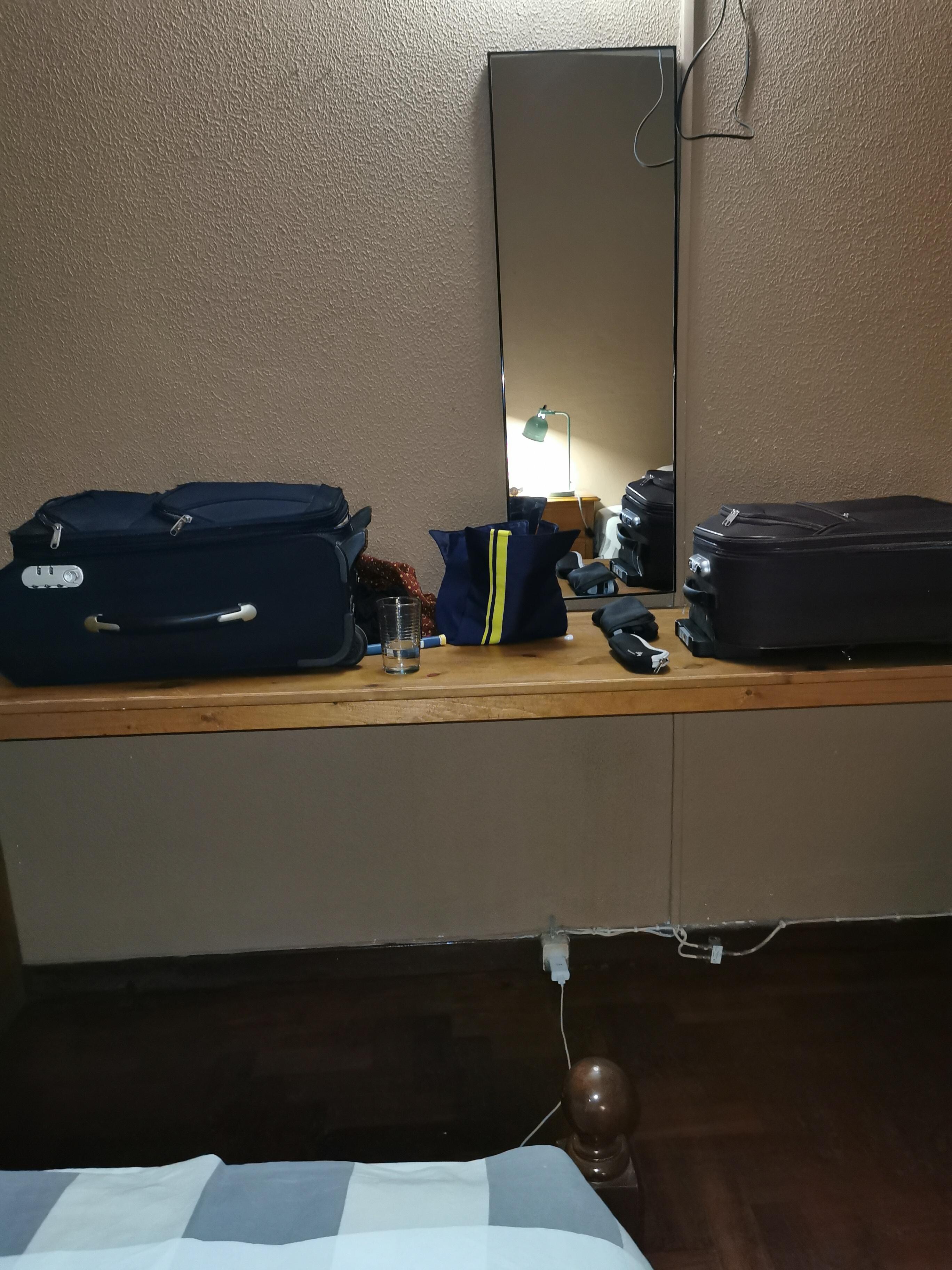 isto e a secretaria pelo menos um pouco de condições para remodelar tudo criar condições para ter Hospedes se o preço não da que se pague mas um pouco