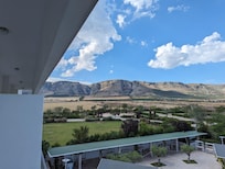 Blick auf die Berge vom Balkon aus