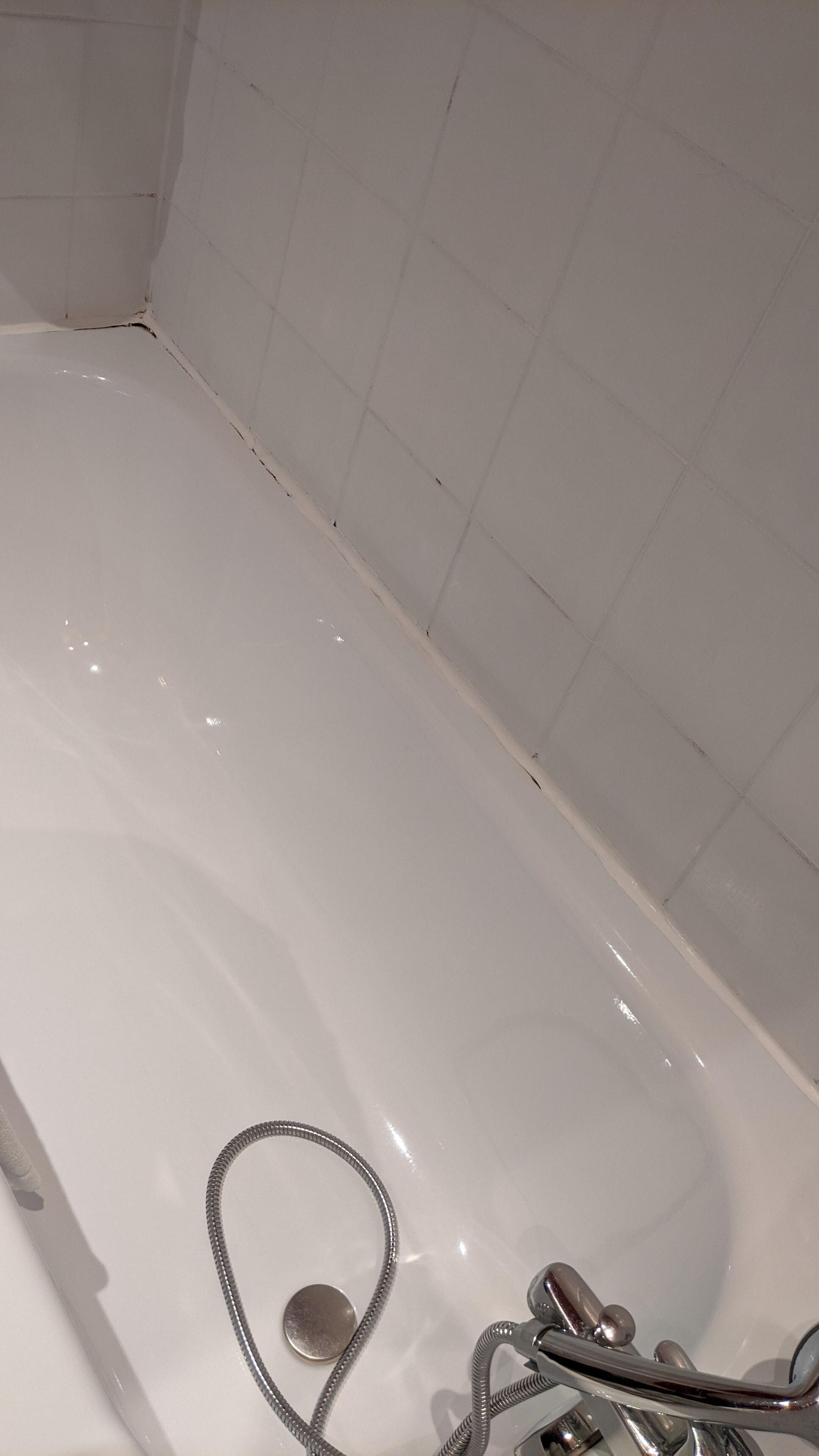 Joint de baignoire mal fait, trace moisissures