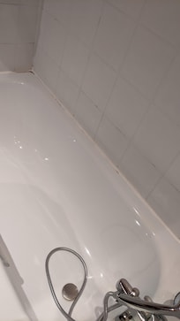 Joint de baignoire mal fait, trace moisissures