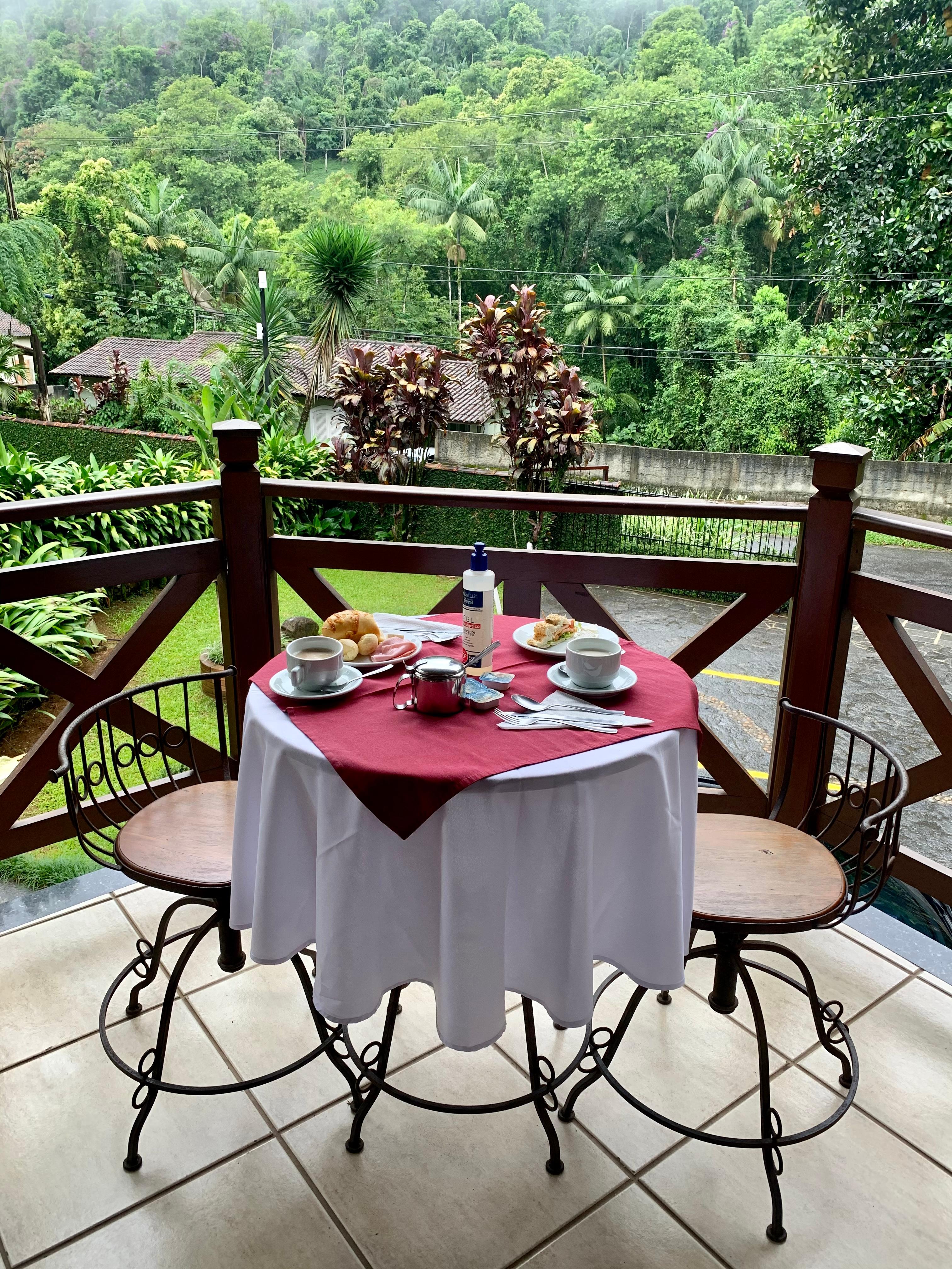 Café com vista para as montanhas