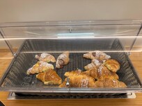 저 포함 다른 분들도 드셔서 빵이 많이 줄었습니다.