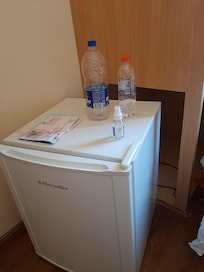 Tirando o frigobar para virar mesa de refeições