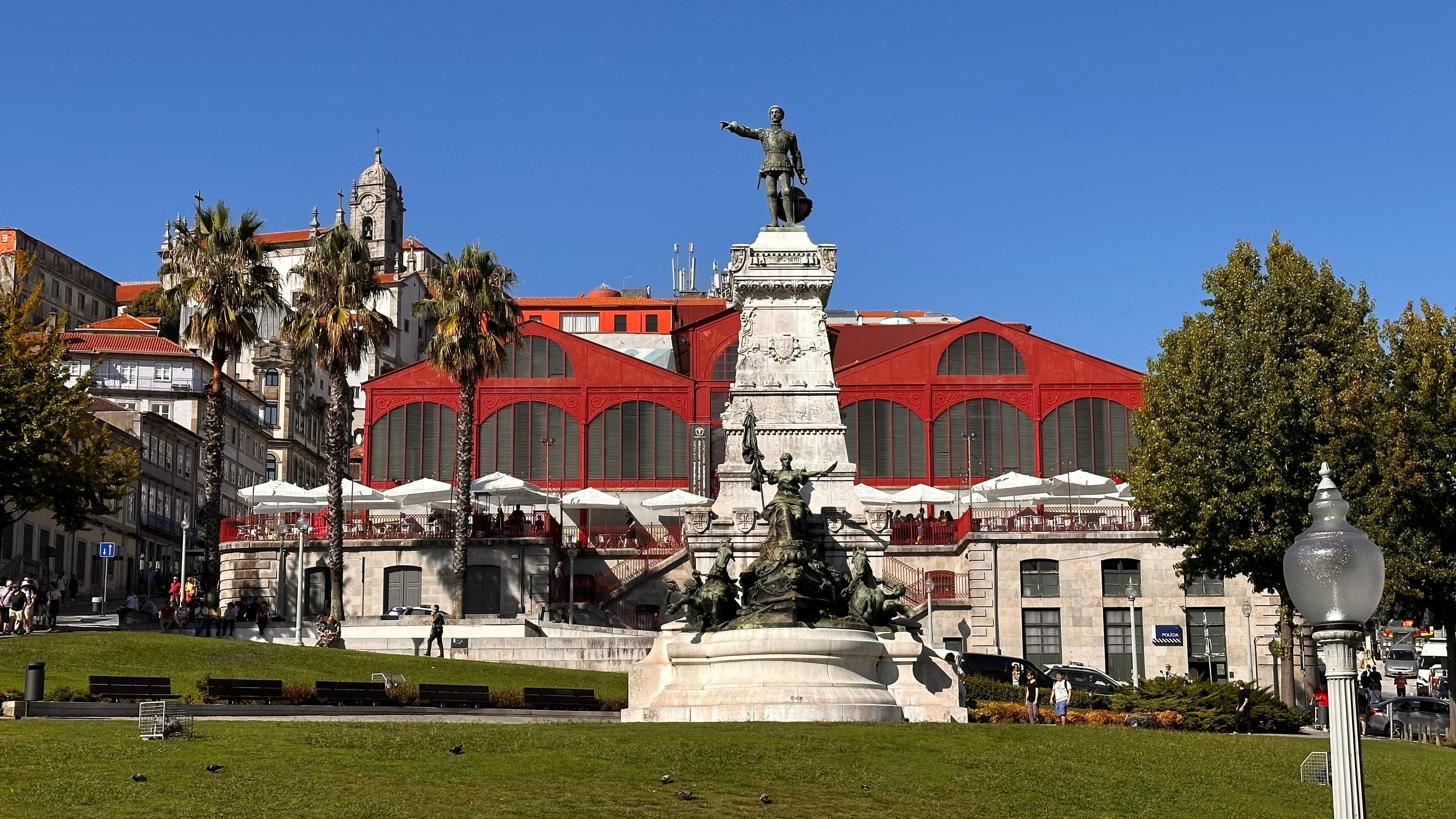 Praça onde tem o estacionamento.