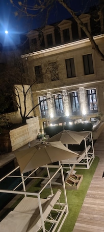 Vue sur la piscine depuis la terrasse et le rooftop