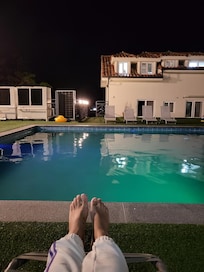 야외 수영장이 넓고 애들이 뛰어놀기에도 좋아요