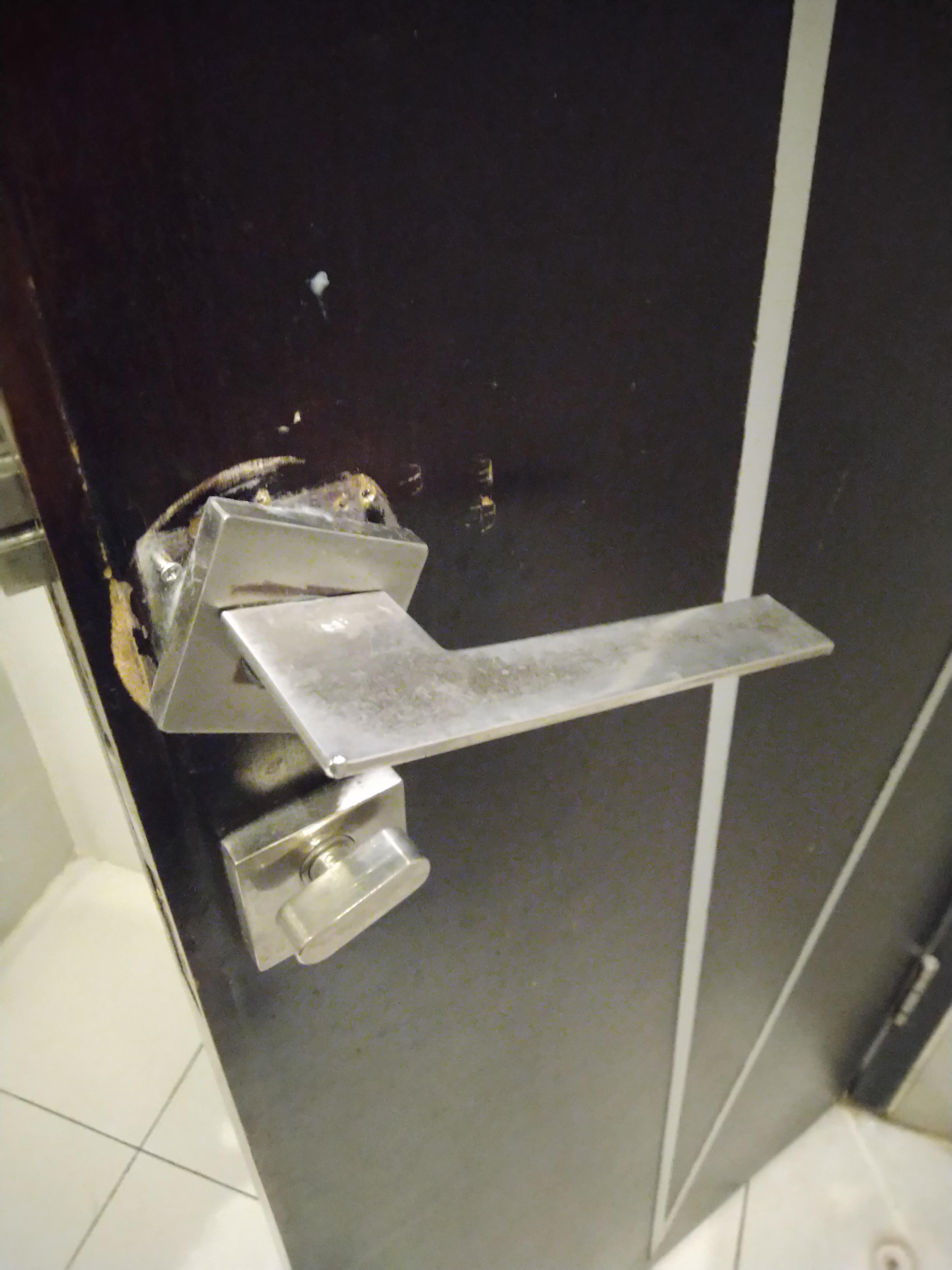 Handle pintu kamar mandi hampir lepas.