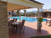 Swimmingpool gevuld met zeewater