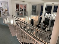 Lobby with complimentary leather sofas!