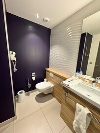 escova de limpar vaso dentro do banheiro e ao lado do papel higiênico e próximo ao assento ! Nada higiênico. Secador longe do espelho