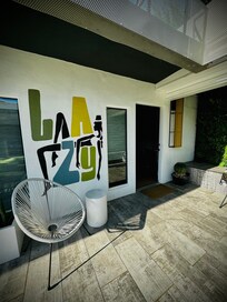 Devant entrée chambre