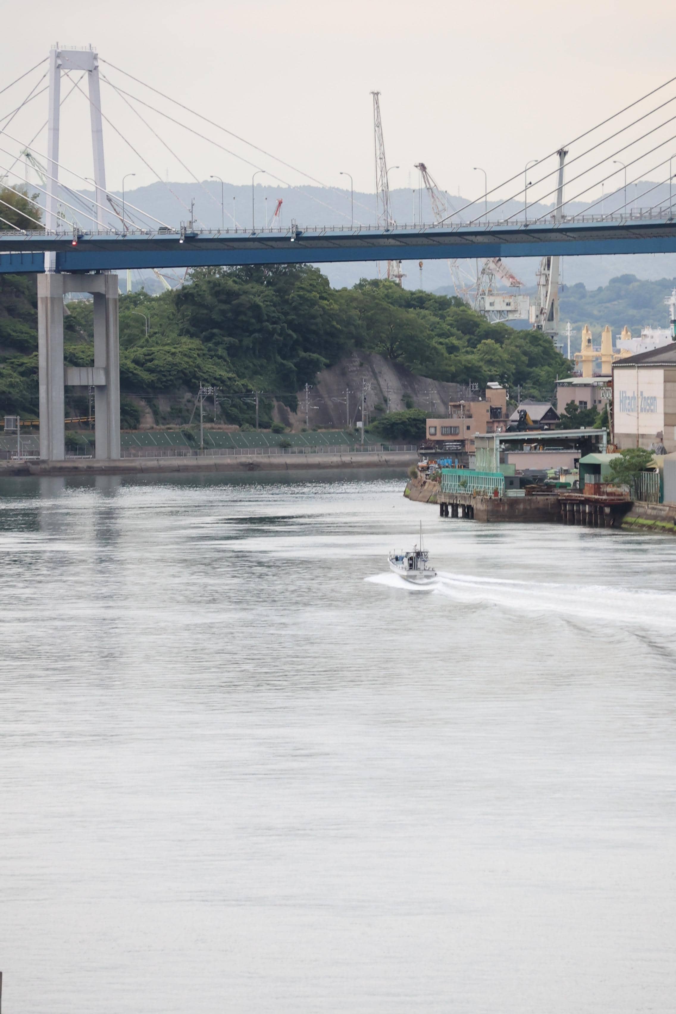 　しまなみ海道の下を出走する船の情景がまさに「尾道の姿」です。