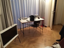 “Eksamensbordet” Eneste siddeplads i i rummet ud over sengen.