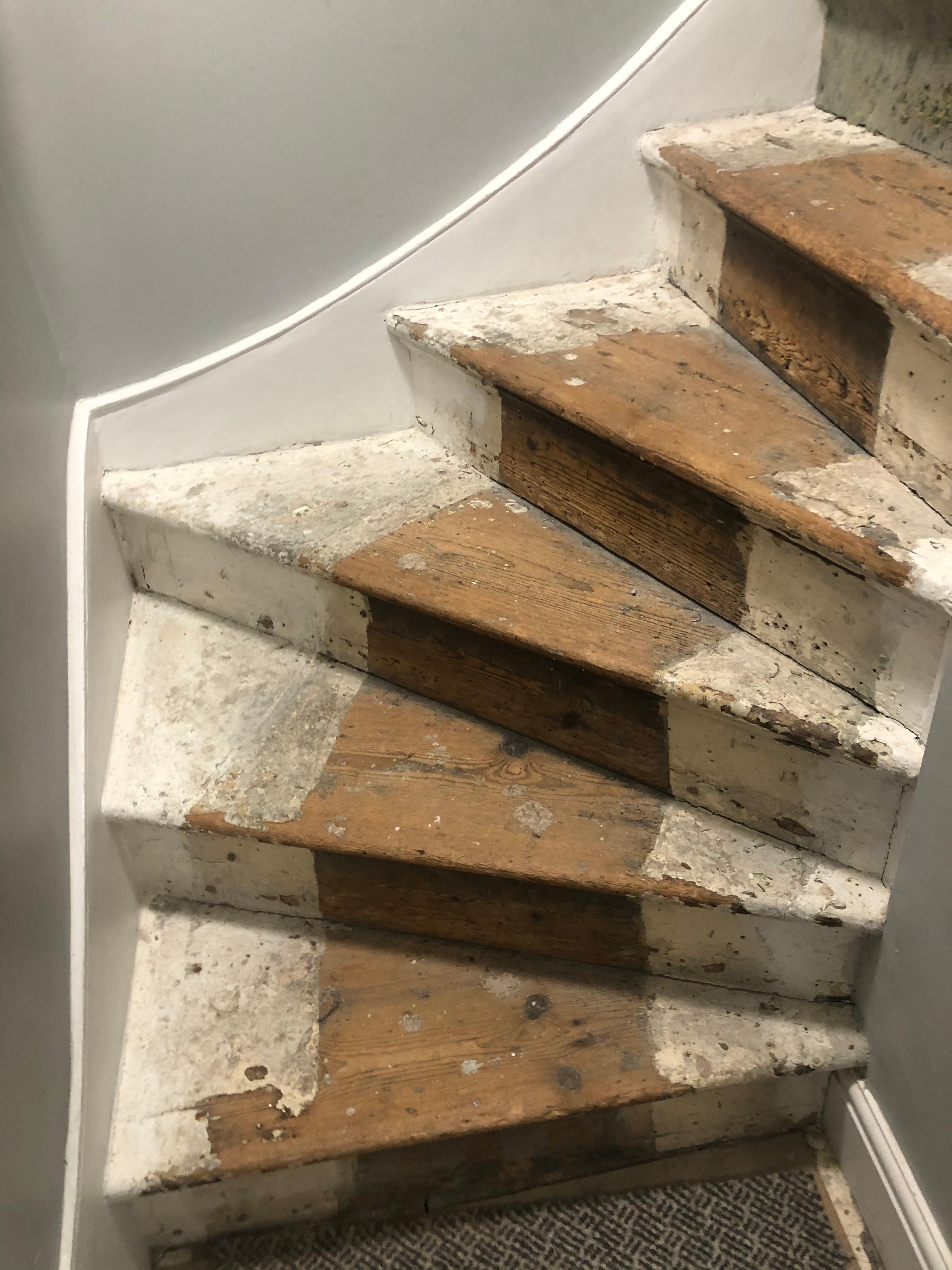 Trecho de escada em que os carpetes foram retirados.