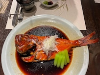 夕飯の金目鯛。こちらが2尾までてきて驚ました。5人家族だからですかね?