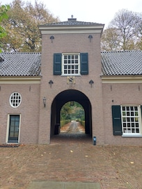 Poortgebouw op het complex