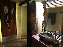 Deluxe room bathroom