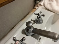 Lavandino quasi staccato dal muro e sporco