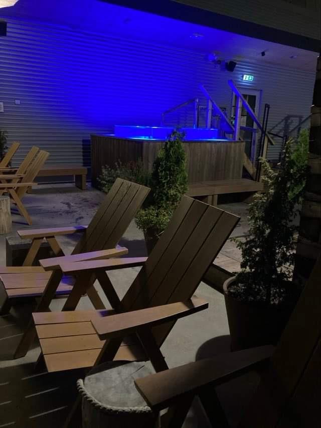 Outside spa area with ’ice’ tub