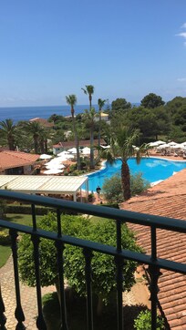 Très beau cadre , vue sur la piscine arborée et le front de mer .