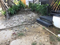 Beispiel: gefährlicher holpriger Zuweg zu einem Bungalow