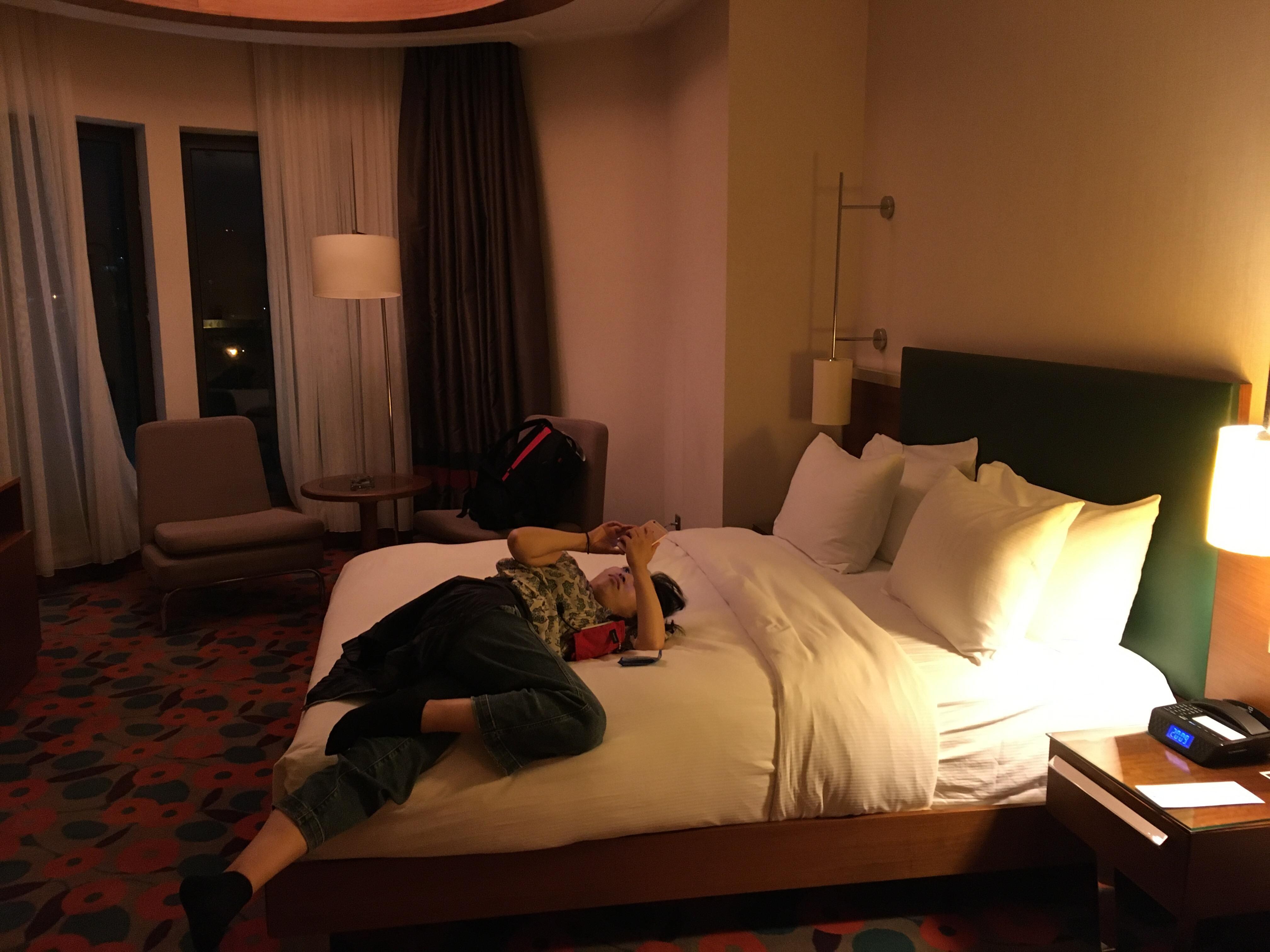 ベッド、フカフカでサイコーです。