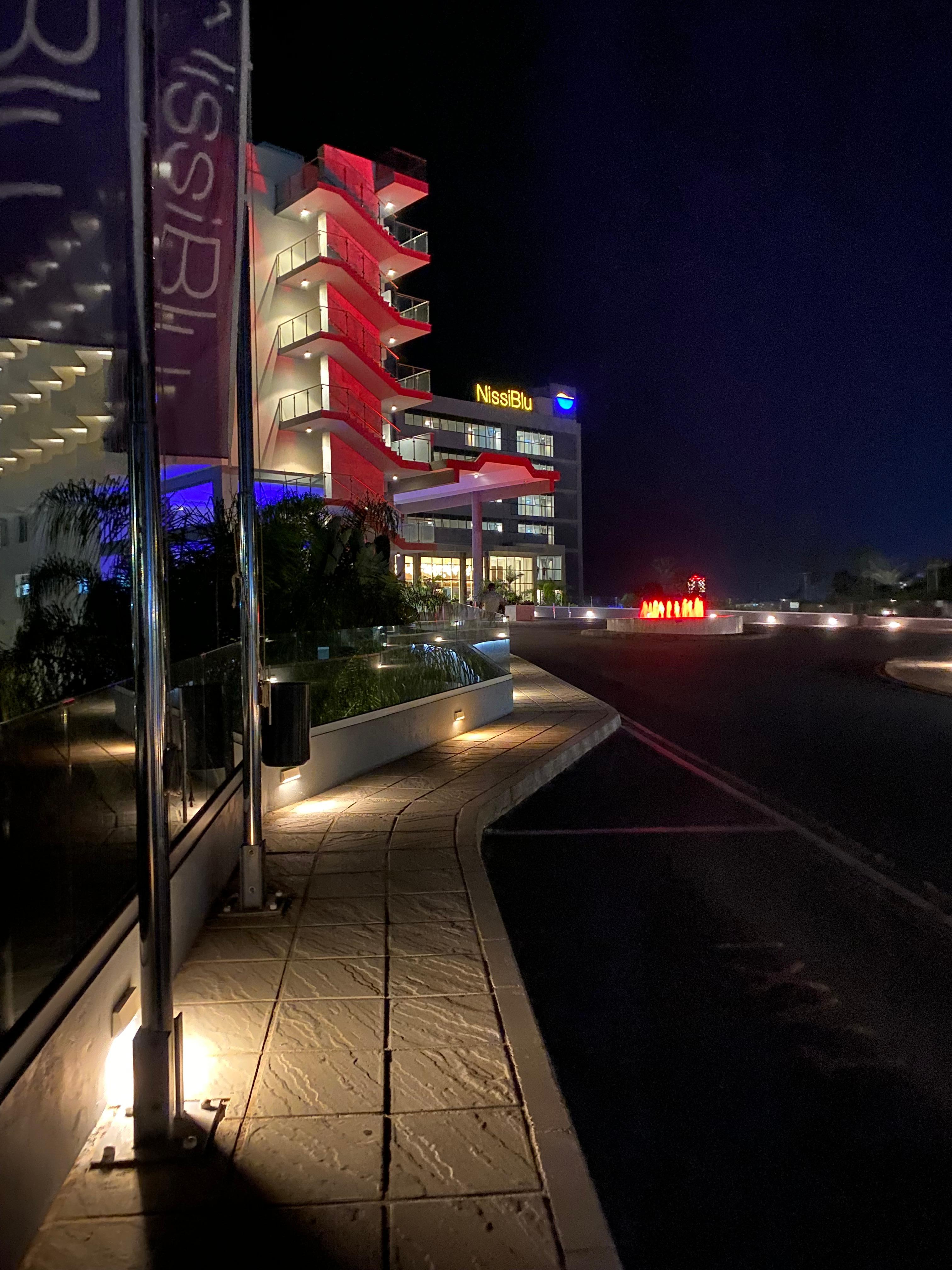 Abend leuchtet Hotel verschiedene Farben 