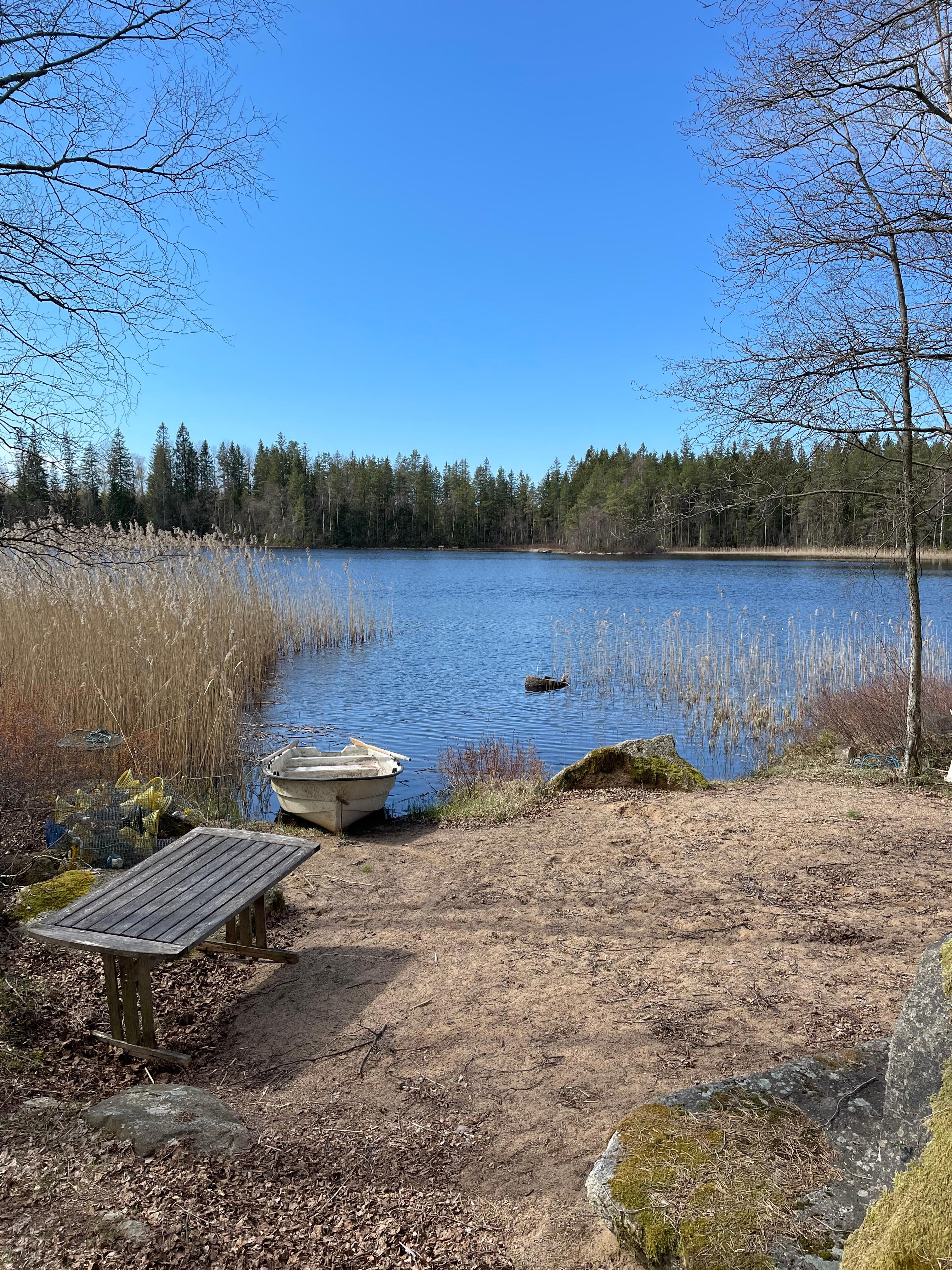 Sjö med möjlighet att låna båt. Ca 5 minuters promenad ifrån stugan