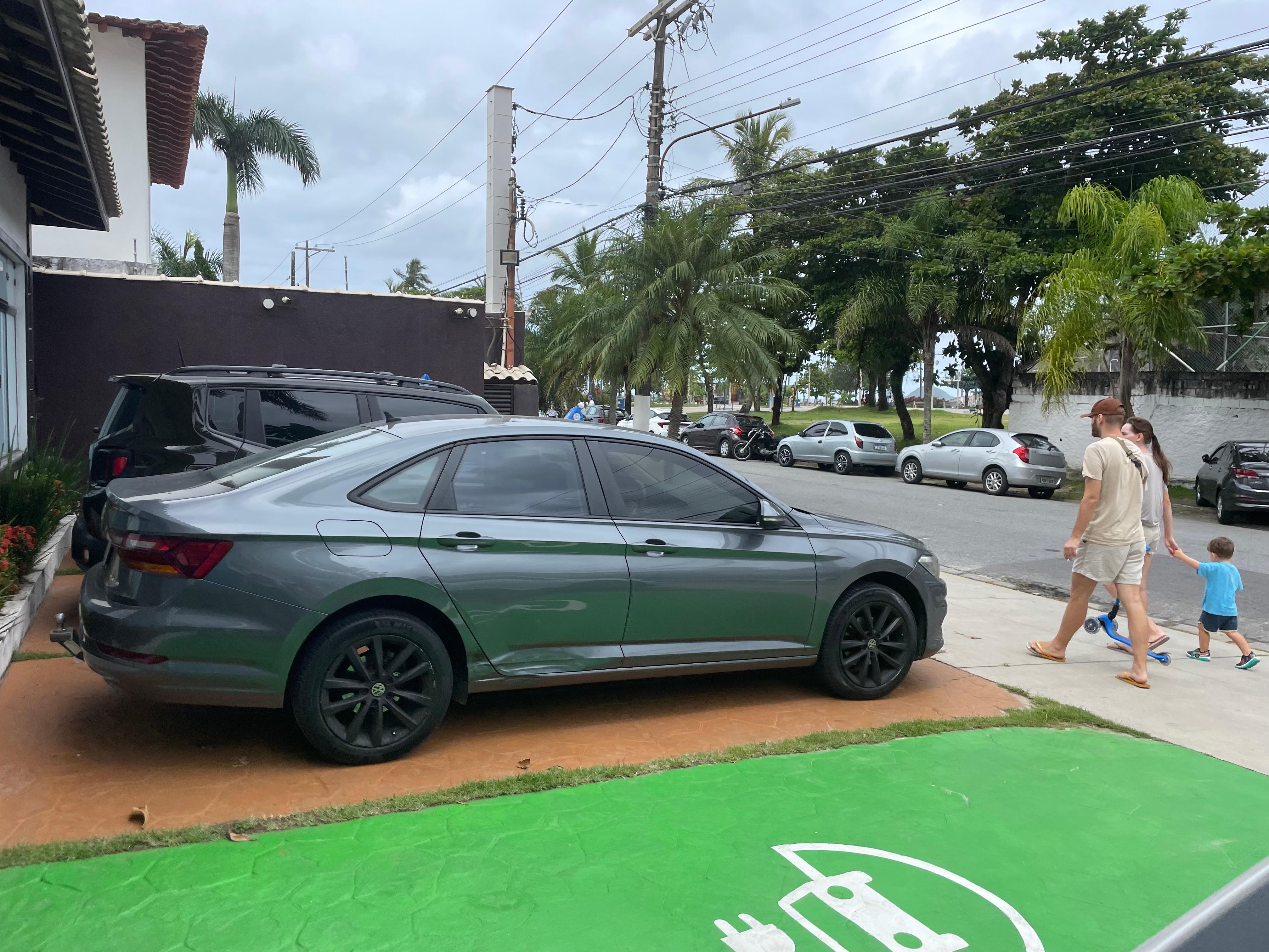 Meu carro no relento e na rua sem sequer uma corrente 